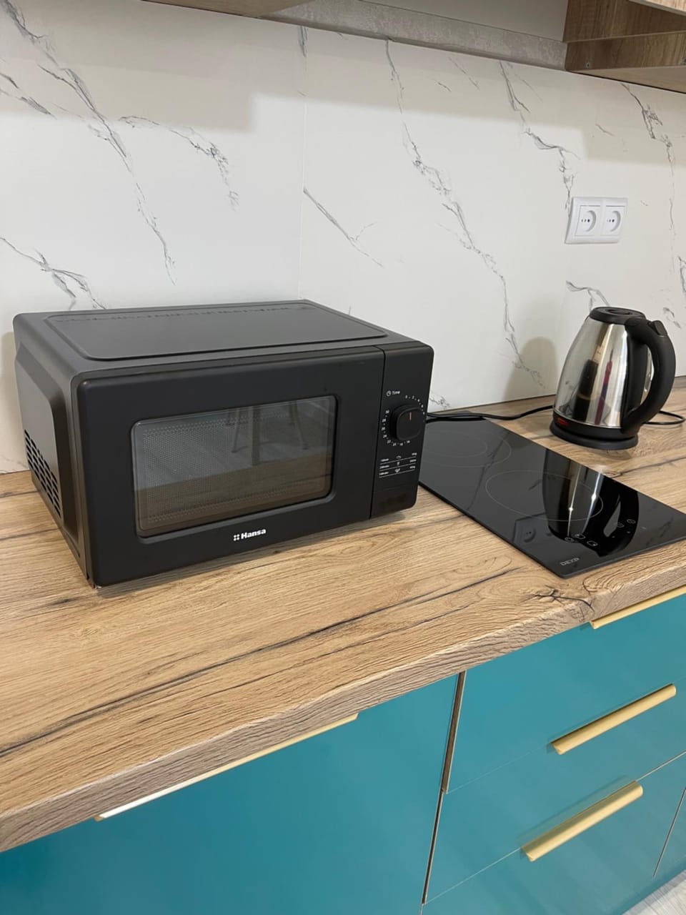 Kitchen or kitchenette, minibar