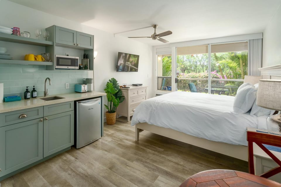 Bed, Kitchen or kitchenette, Bedroom