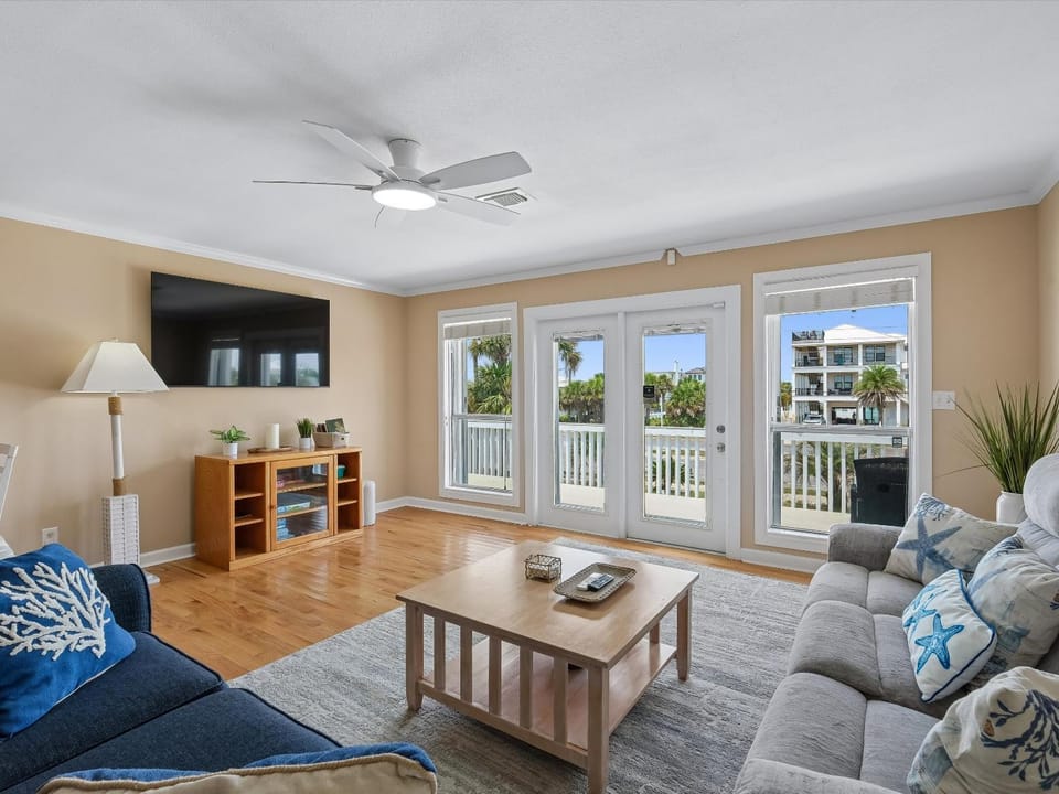 TV and multimedia, Balcony/Terrace, Living room, Seating area, furniture