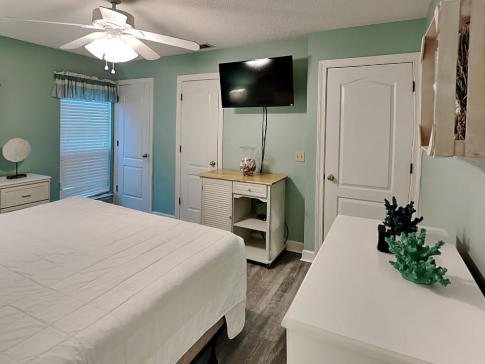 Bed, TV and multimedia, Bedroom, furniture, wardrobe
