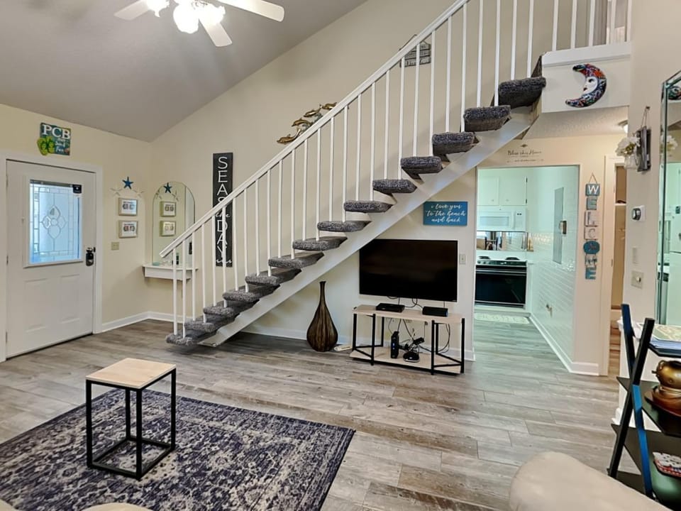 TV and multimedia, Kitchen or kitchenette, Living room, Seating area, furniture