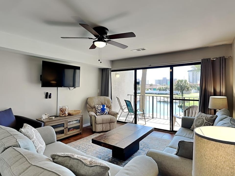 TV and multimedia, View (from property/room), Balcony/Terrace, Living room, Seating area, Lake view, Sea view, furniture