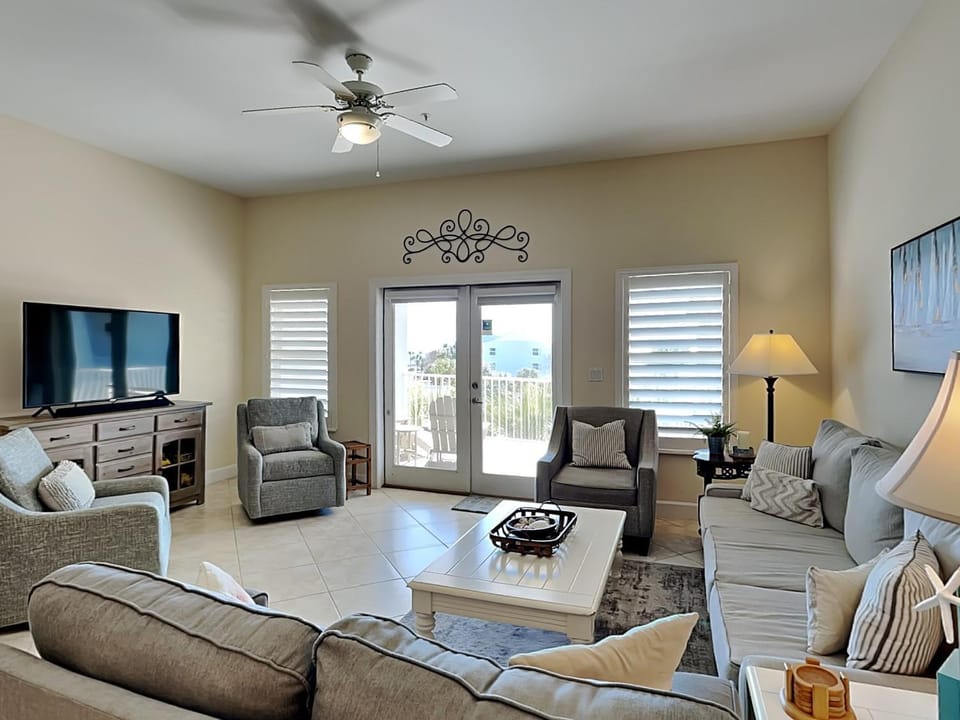 TV and multimedia, Balcony/Terrace, Living room, Seating area, furniture