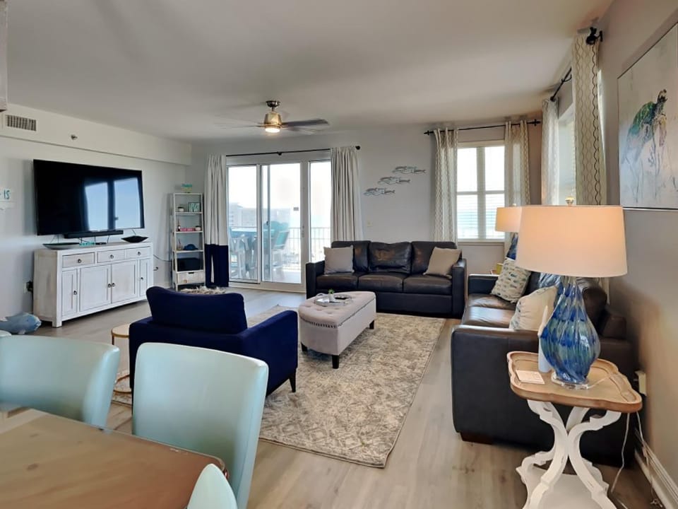 TV and multimedia, View (from property/room), Balcony/Terrace, Living room, Seating area, Sea view, furniture