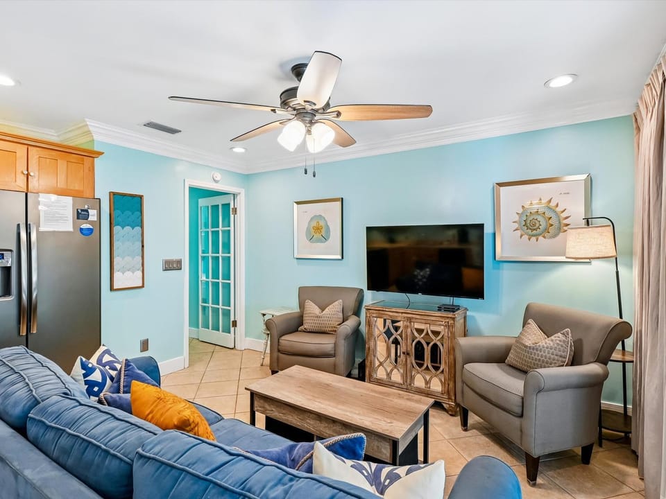 TV and multimedia, Kitchen or kitchenette, Living room, Seating area, furniture