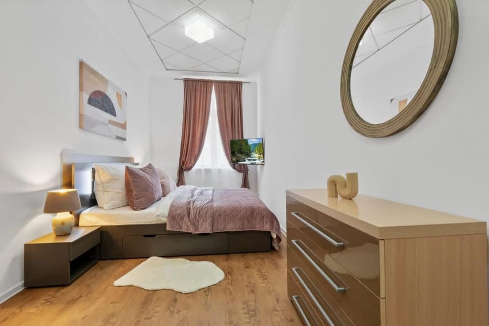 Bed, TV and multimedia, Photo of the whole room, Bedroom, towels, wardrobe