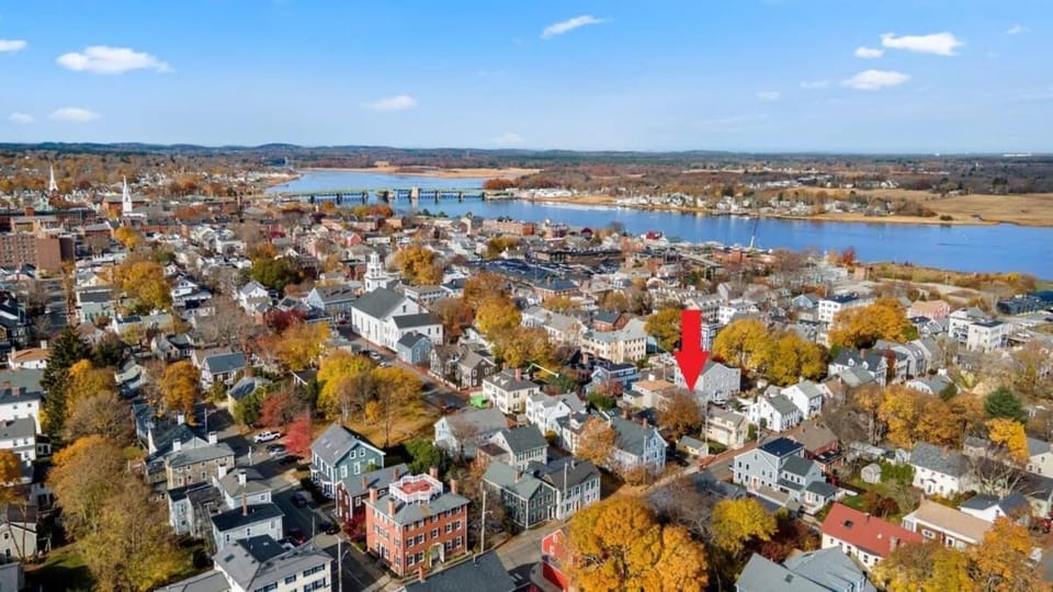 Historic Downtown Townhouse Beautiful Kitchen Parking House in Newburyport