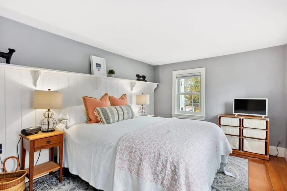 Historic Downtown Townhouse Beautiful Kitchen Parking House in Newburyport