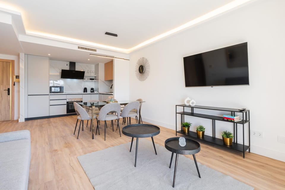 MARBELLA HOME RENTALS - Marina Banus, Puerto Banus, 2BR Modern, parking & pool Apartment in Marbella