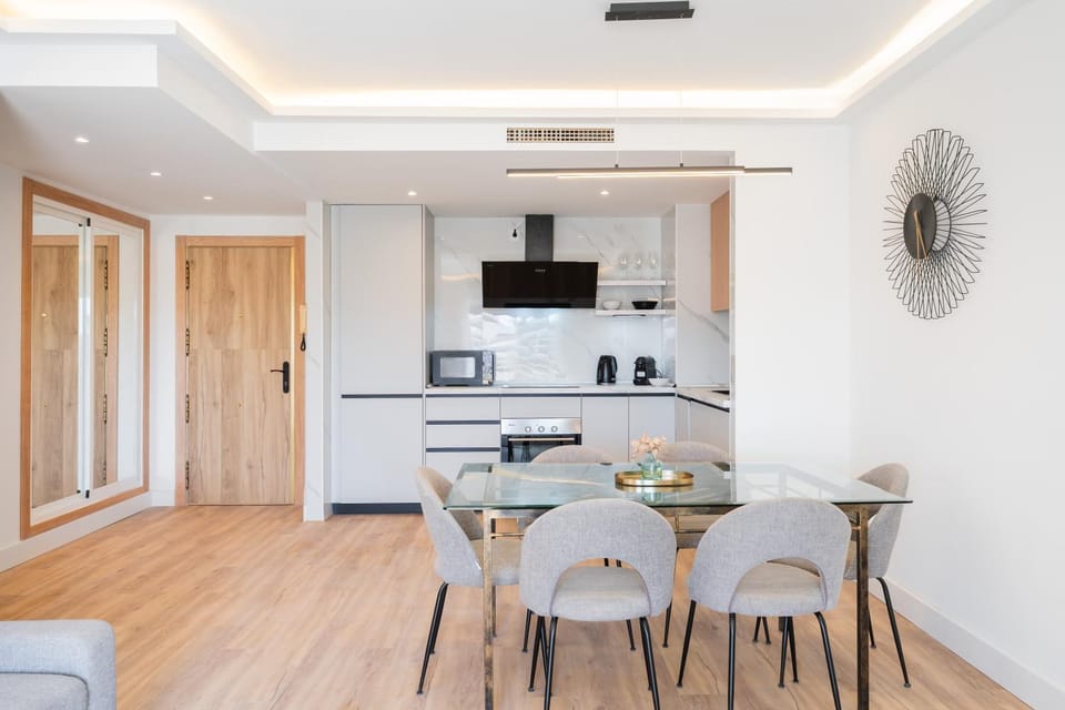 MARBELLA HOME RENTALS - Marina Banus, Puerto Banus, 2BR Modern, parking & pool Apartment in Marbella