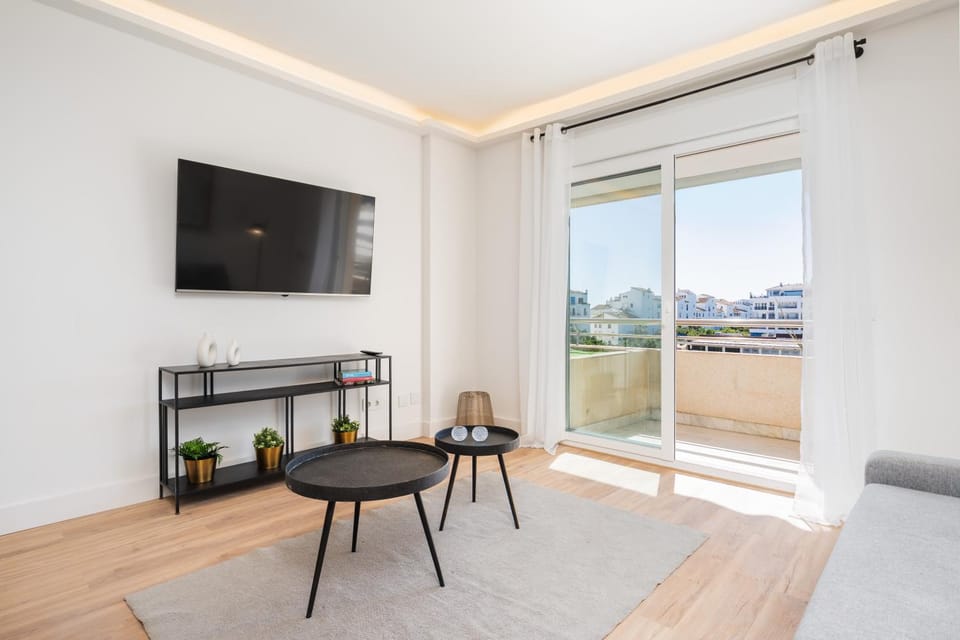 MARBELLA HOME RENTALS - Marina Banus, Puerto Banus, 2BR Modern, parking & pool Apartment in Marbella