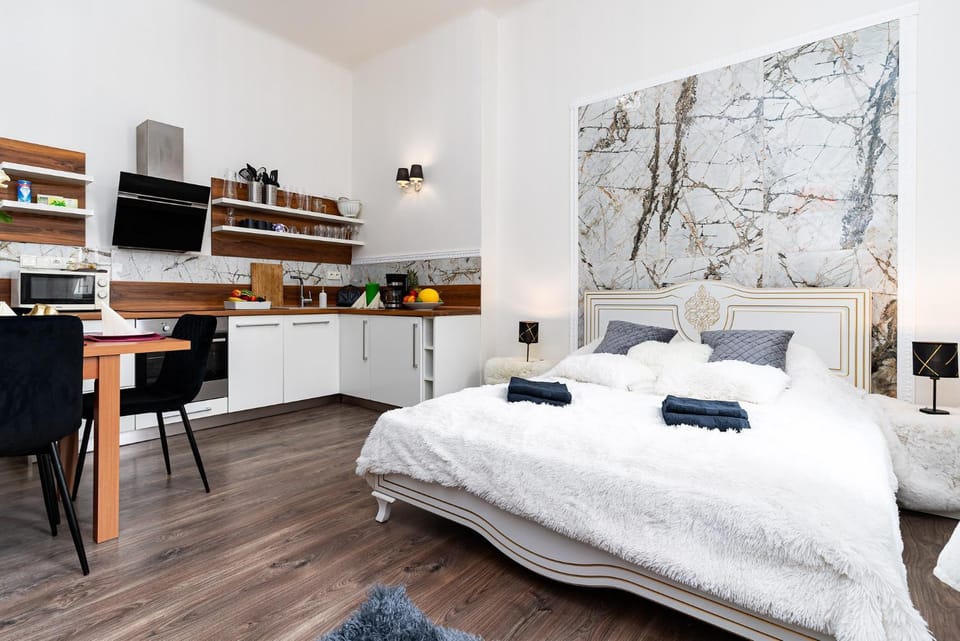 Bed, TV and multimedia, Kitchen or kitchenette, Living room, Photo of the whole room, Seating area, Dining area, Bedroom, minibar, towels