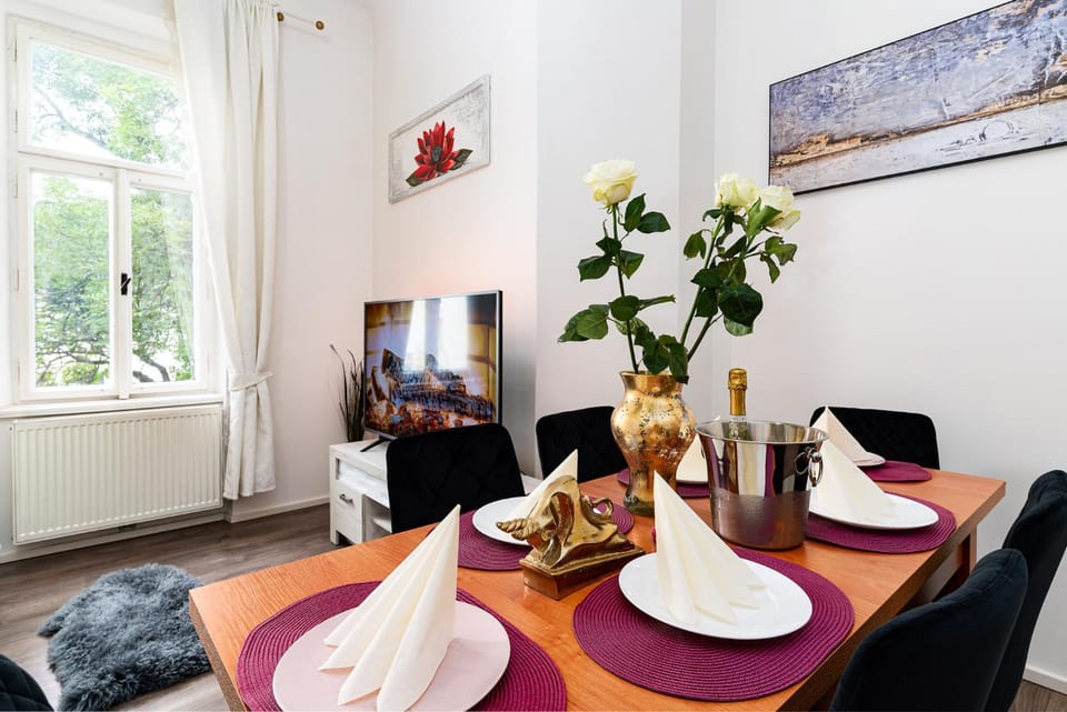 Communal lounge/ TV room, TV and multimedia, Living room, Seating area, Dining area, Evening entertainment