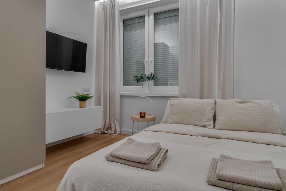 COMFISTAY Armii krajowej 16B - Near Central Station and Free parking Apartment in Czechia
