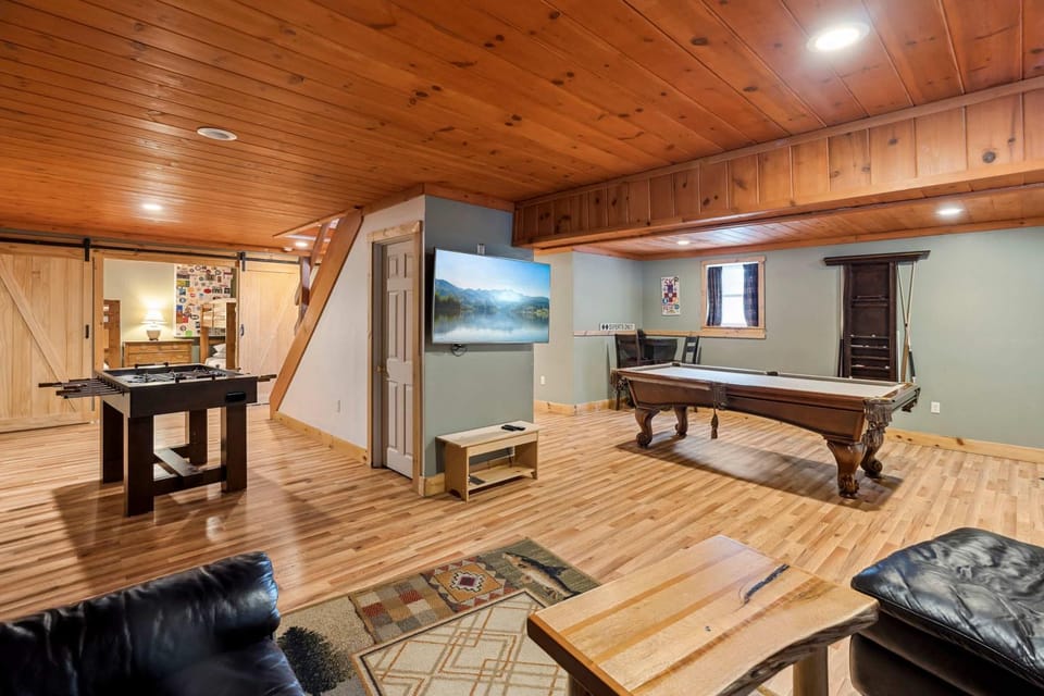 Minutes to Downtown & National Forest Ash Lodge House in North Conway
