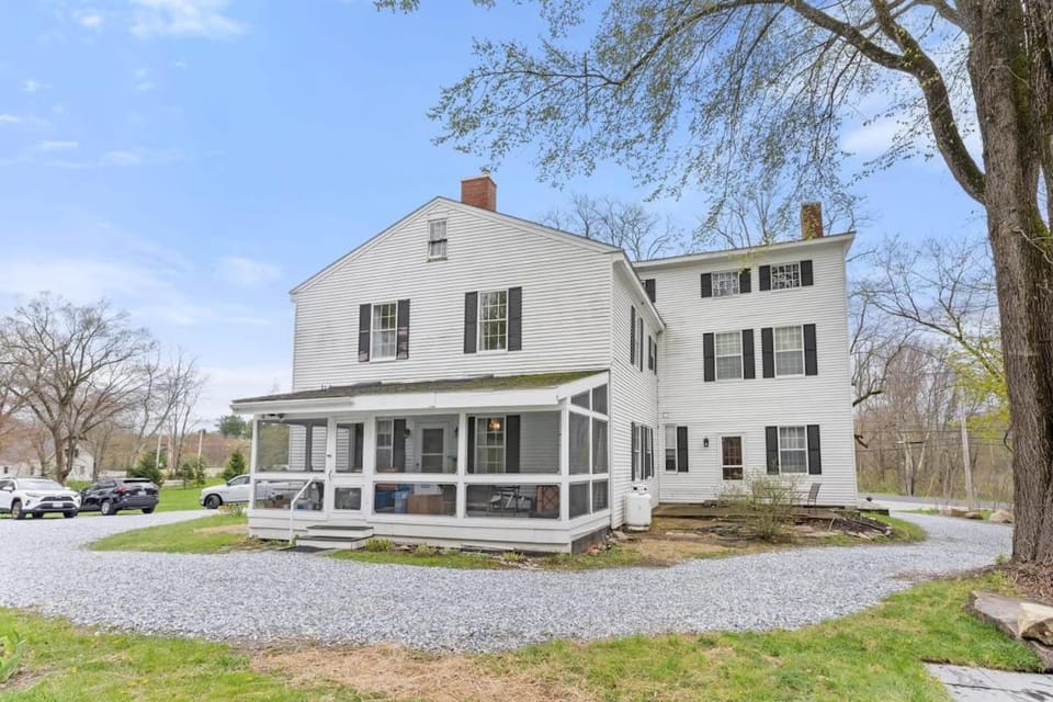 Federal on Exeter Circa 1805 Sleeps 8 Apartment in New Hampshire