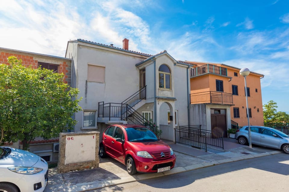 Property building, Location