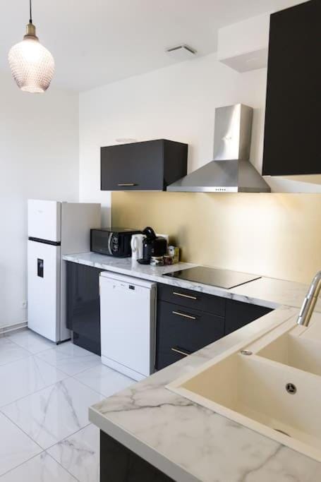 Kitchen or kitchenette, dishwasher, stove