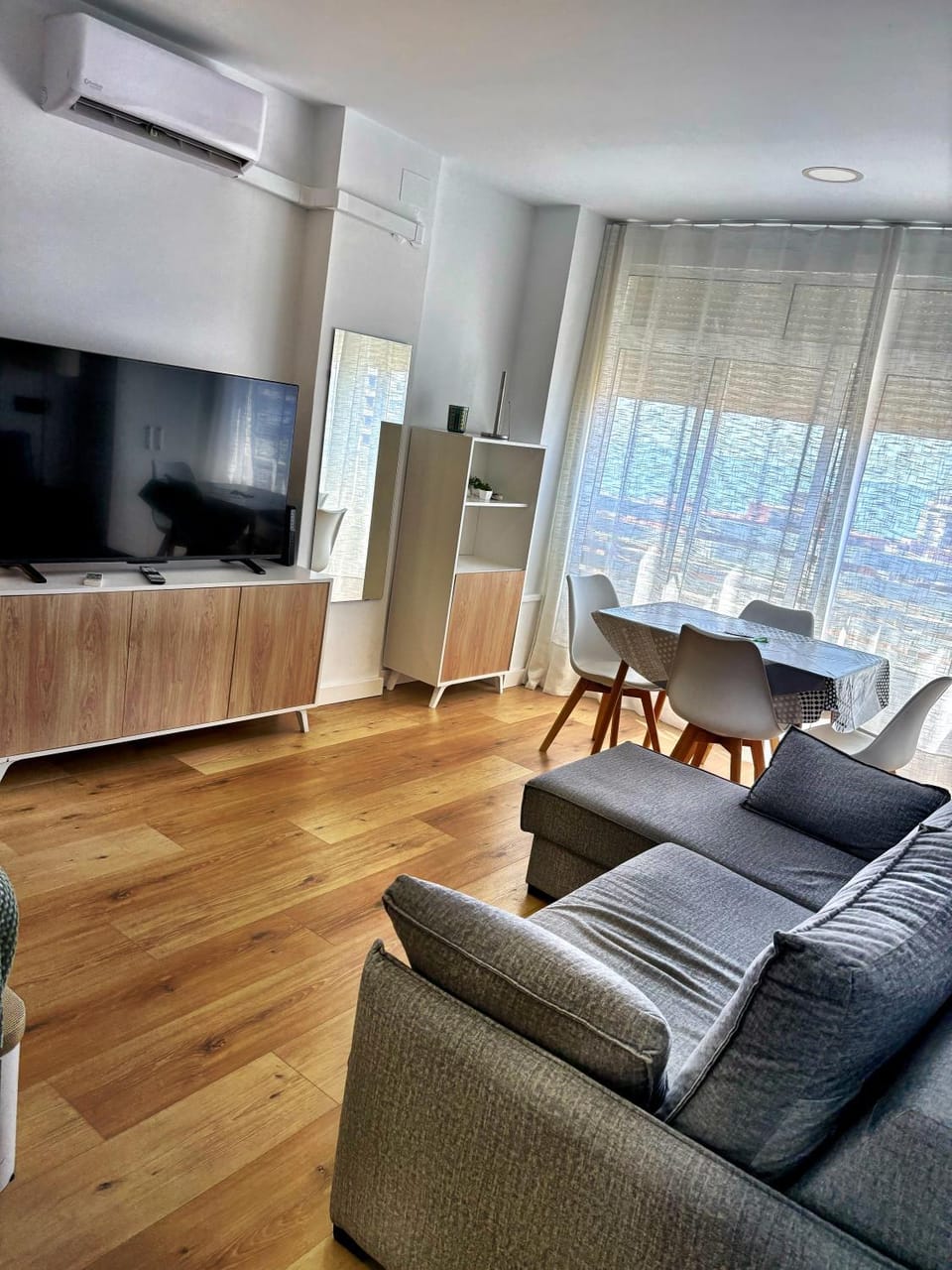TV and multimedia, Living room, Seating area, Dining area, air conditioner
