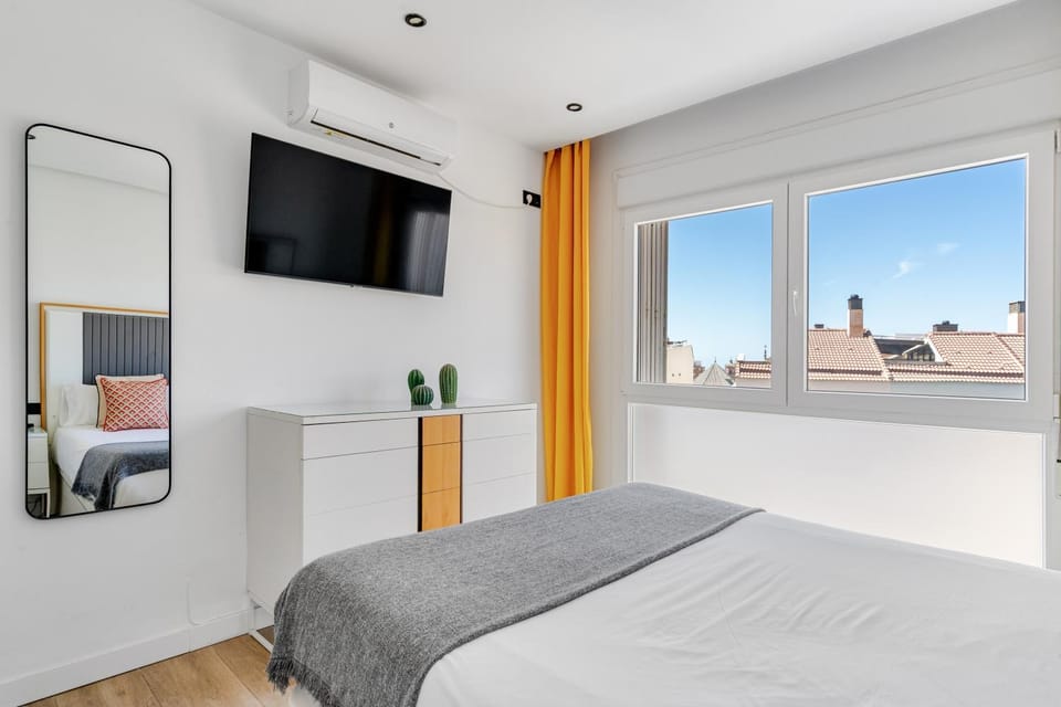 Bed, TV and multimedia, Photo of the whole room, Bedroom, air conditioner
