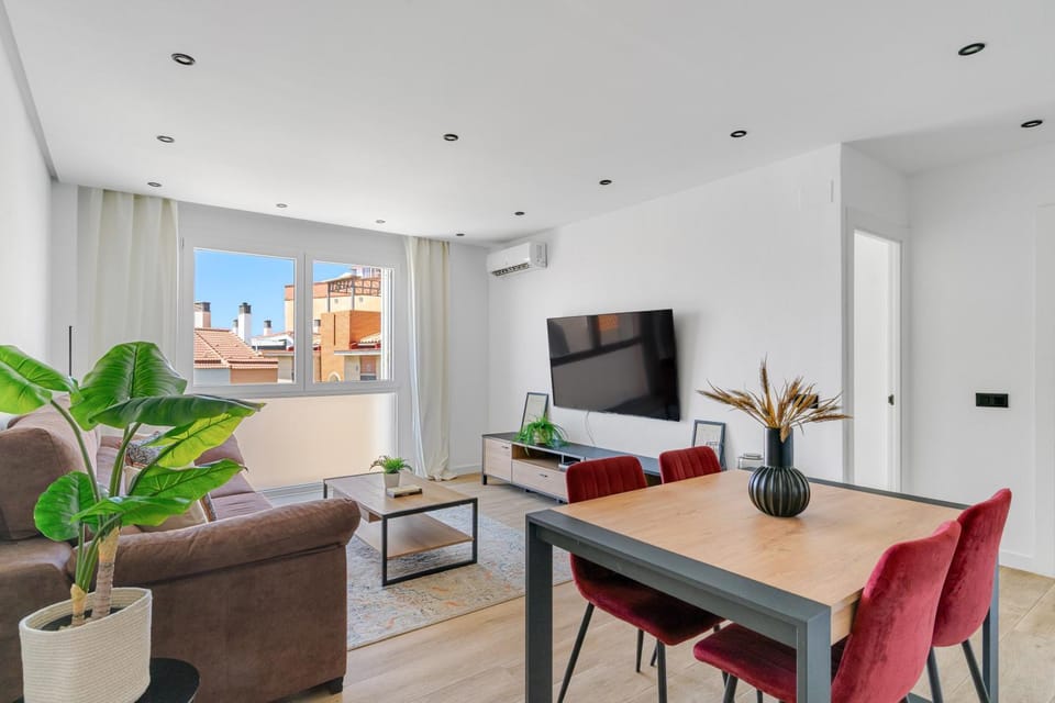 TV and multimedia, Living room, Seating area, Dining area, air conditioner