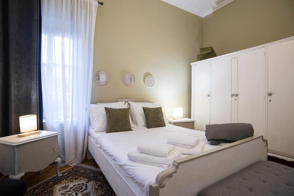 Photo of the whole room, Bedroom, towels