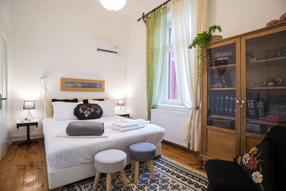 Photo of the whole room, Bedroom, air conditioner