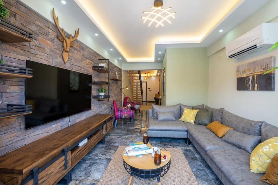 Communal lounge/ TV room, TV and multimedia, Living room, Seating area, air conditioner