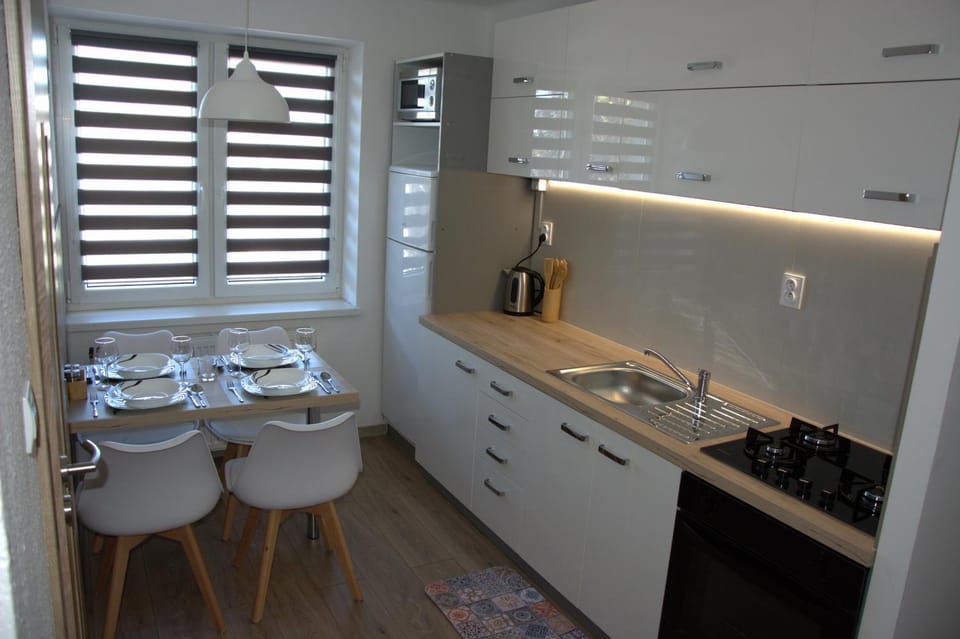 Kitchen or kitchenette, Dining area, stove