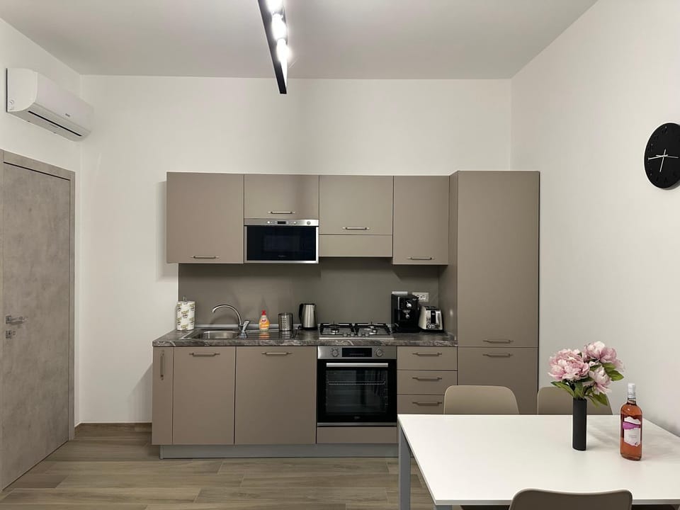 Coffee/tea facilities, Kitchen or kitchenette, oven, stove, toaster