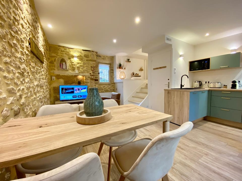 TV and multimedia, Kitchen or kitchenette, Living room, Seating area, Dining area