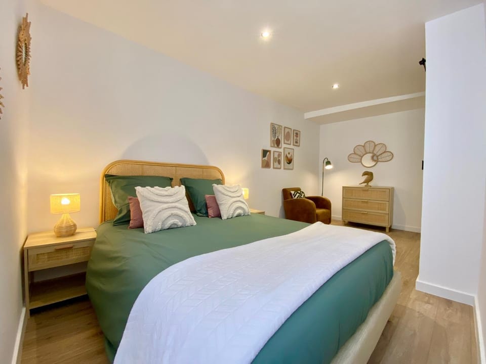 Bed, Photo of the whole room, Bedroom