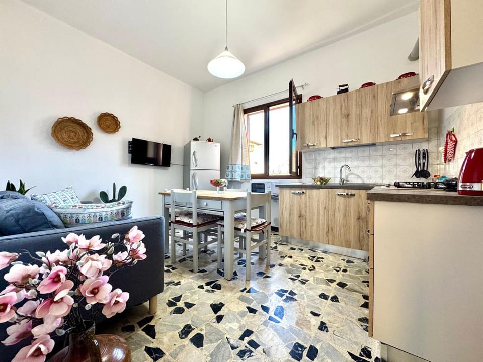 TV and multimedia, Kitchen or kitchenette, Living room, Seating area, Dining area, stove