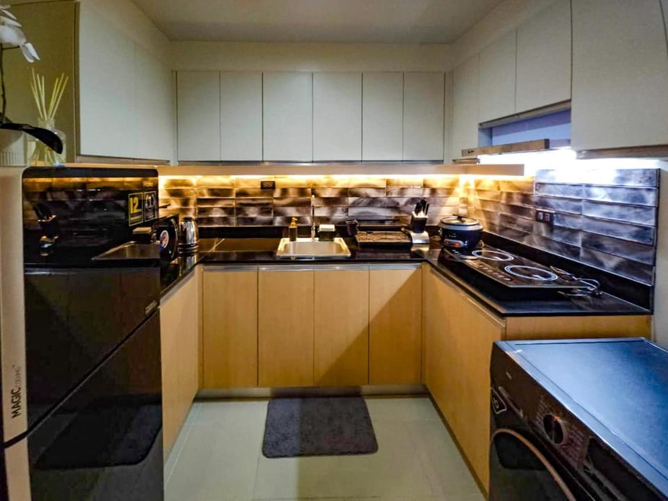 Kitchen or kitchenette, minibar, stove