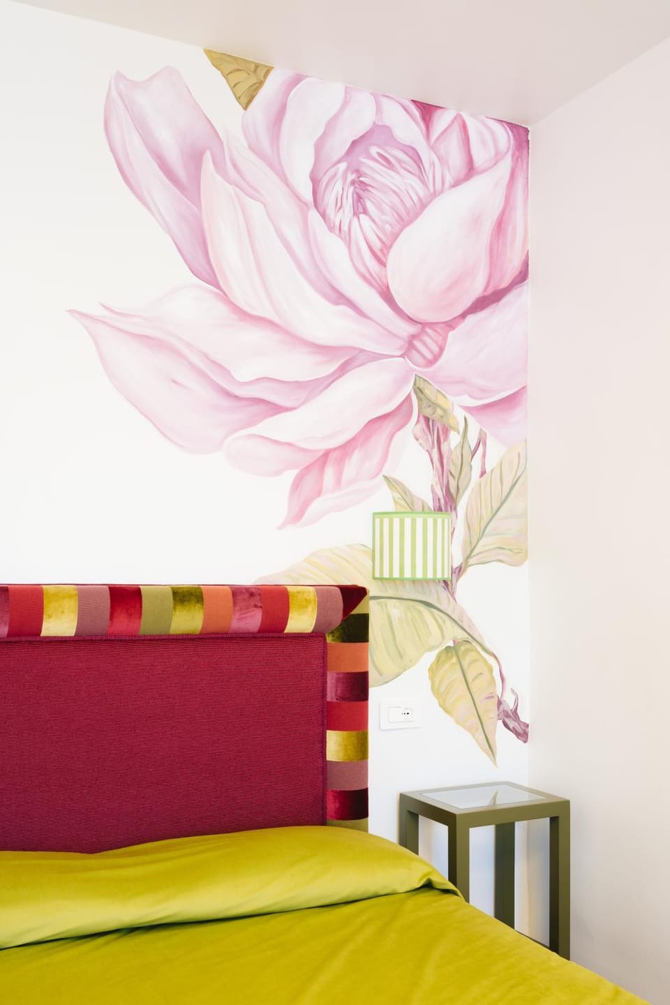 Bed, Decorative detail, Dining area, Bedroom