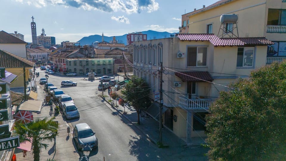 Property building, Day, Neighbourhood, Natural landscape, Bird's eye view, City view, Street view, Location, Parking