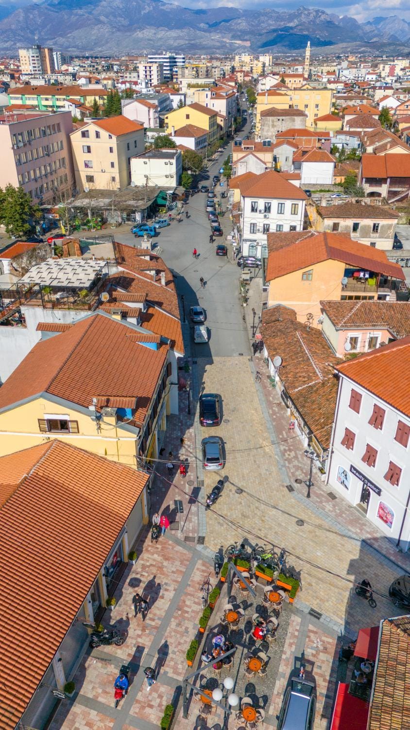 Property building, Day, Neighbourhood, Natural landscape, Bird's eye view, City view, Street view, Location, Parking