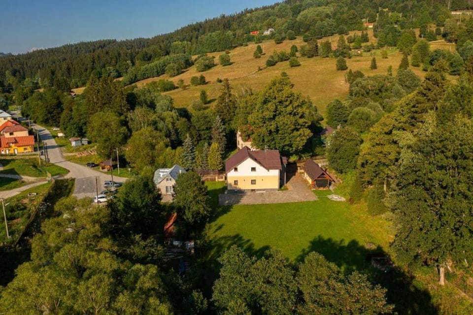 Property building, Day, Neighbourhood, Natural landscape, Bird's eye view, Garden, Mountain view