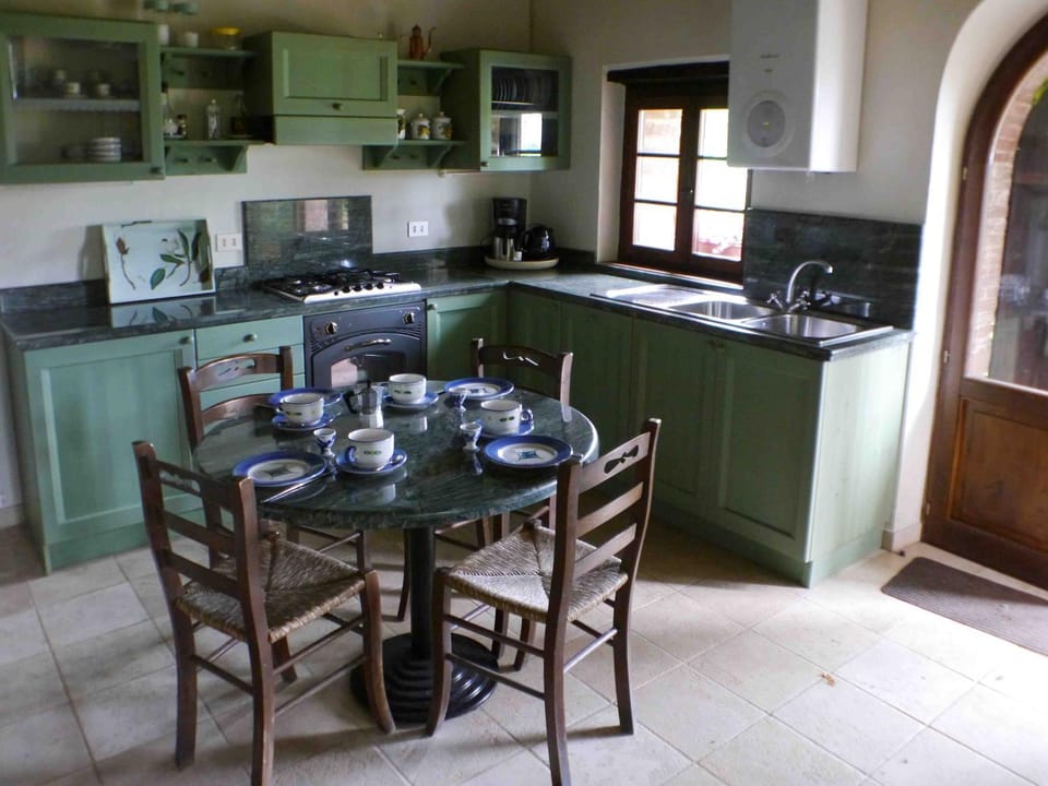 Dining area, dishwasher, pet friendly, stove