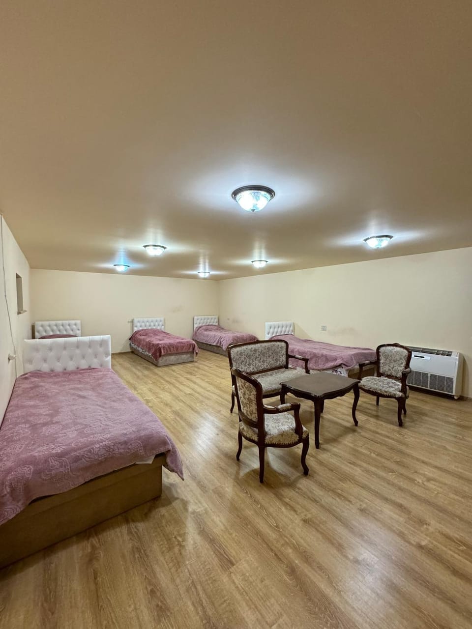 Bed, Photo of the whole room, Seating area