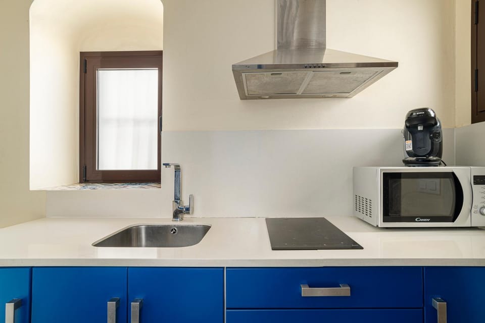 Coffee/tea facilities, microwave, stove
