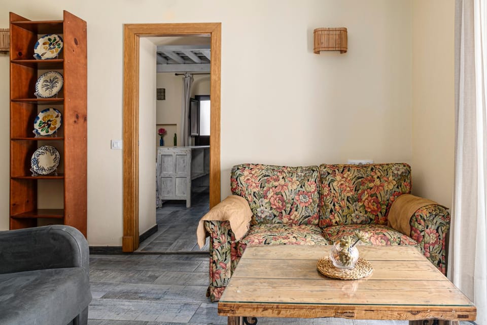 Living room, Lounge or bar, trouser press
