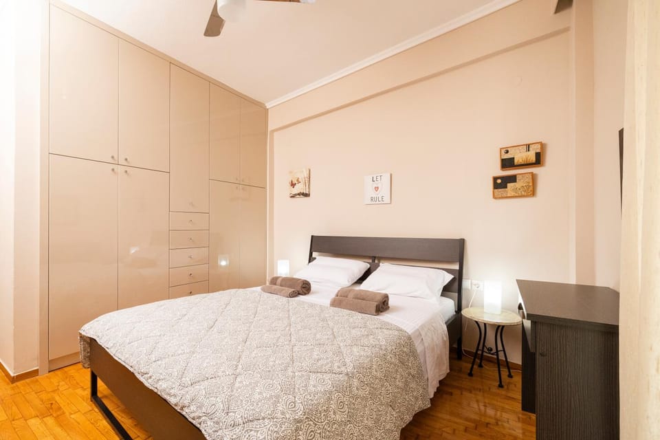 Bedroom, fireplace