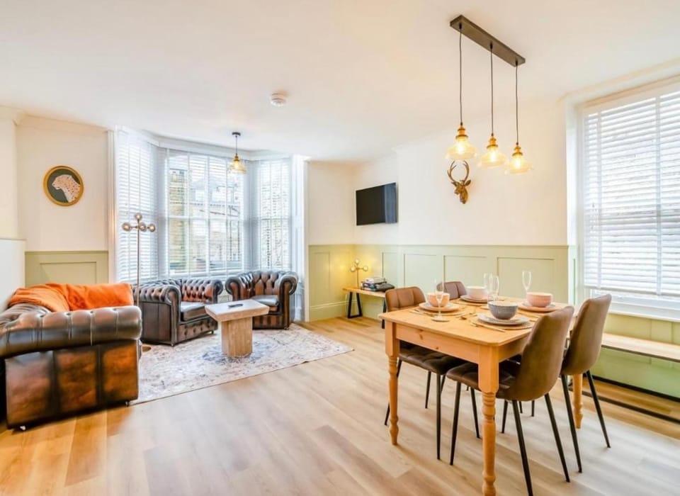 Betty's Townhouse- Luxury 2 bed appt with parking Apartment in Harrogate