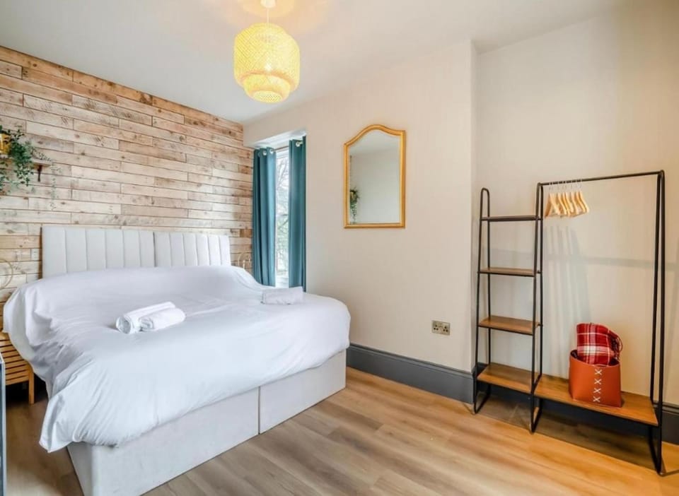 Betty's Townhouse- Luxury 2 bed appt with parking Apartment in Harrogate