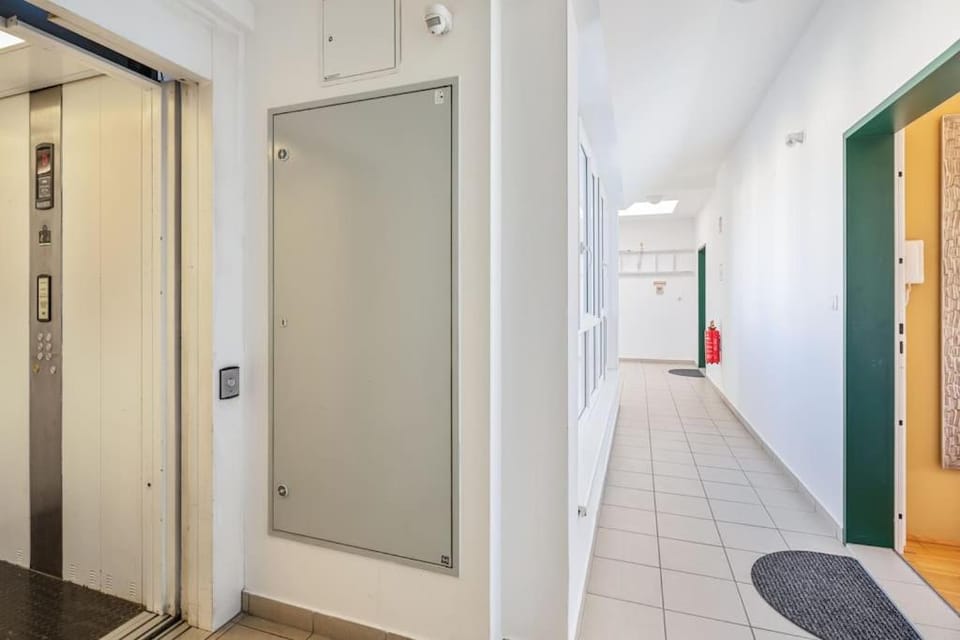 2 separate Full Apartments - 5 BR - Gym - Parking - Rooftop Apartment in Vienna