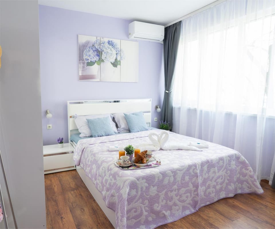 Bed, Food and drinks, Photo of the whole room, Bedroom, towels, air conditioner, air conditioner
