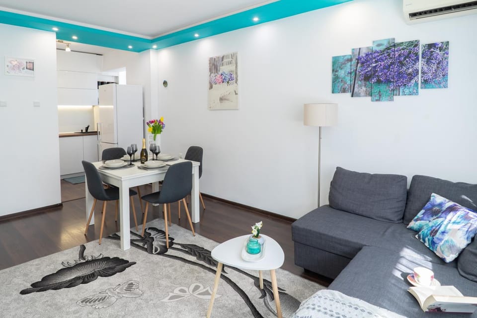 Living room, Seating area, Dining area, kitchen, air conditioner