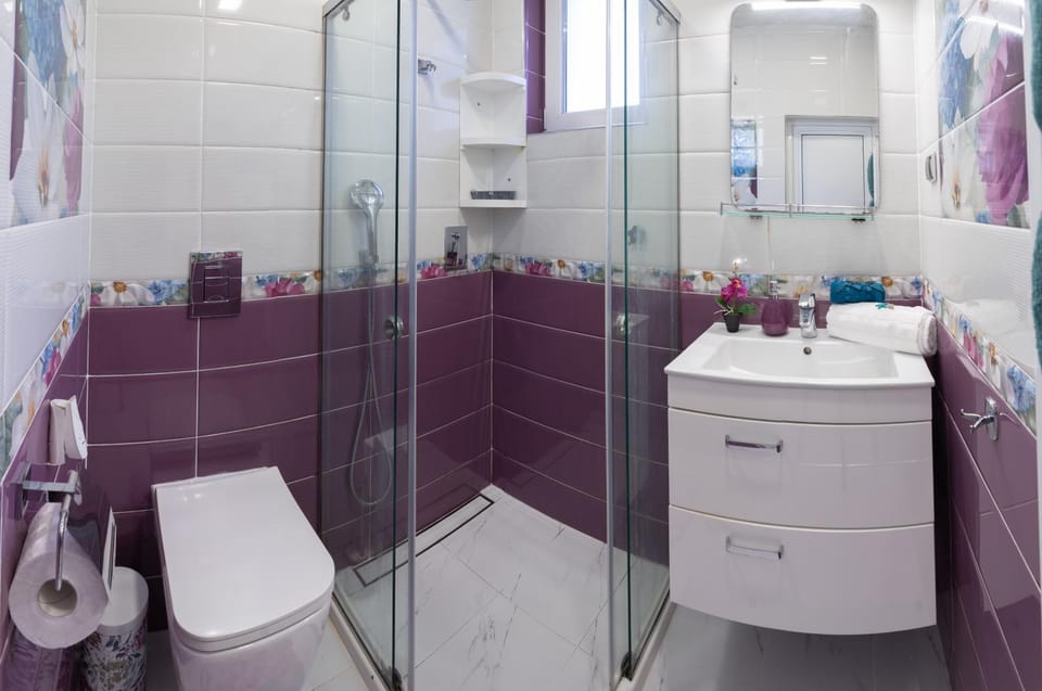 Shower, Toilet, Bathroom, towels