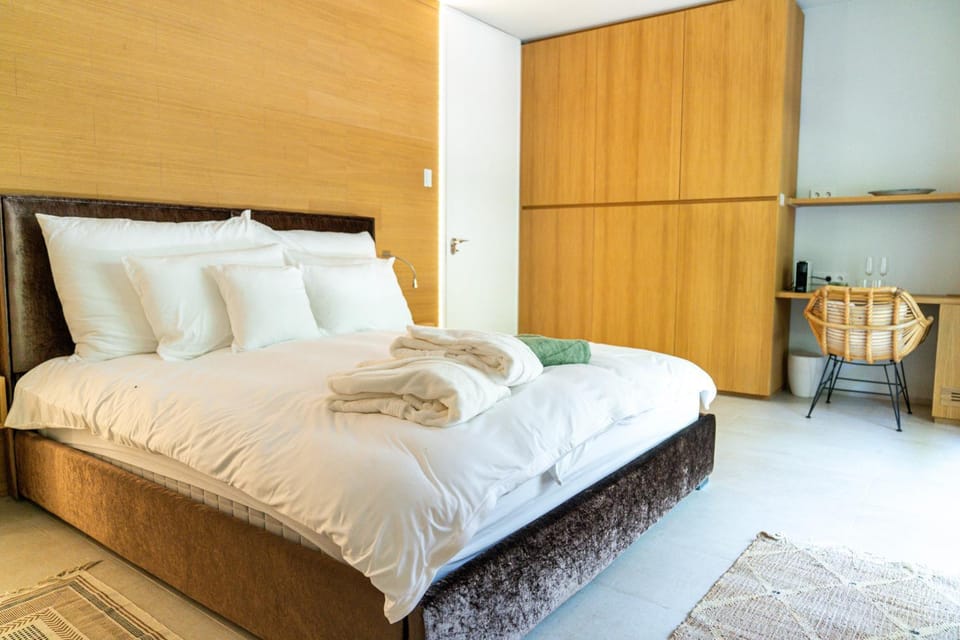 Bed, Bedroom, towels, wardrobe